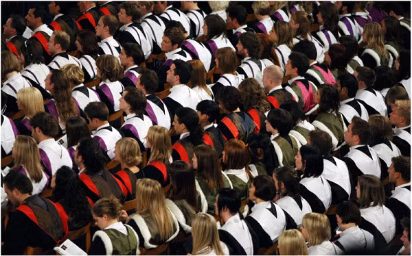 Khi Bộ trưởng Bộ Nội vụ Theresa May giữ chức đã bắt đầu siết chặt và đưa ra chính sách chỉ cho phép du học sinh ở lại Anh tối đa 4 tháng.