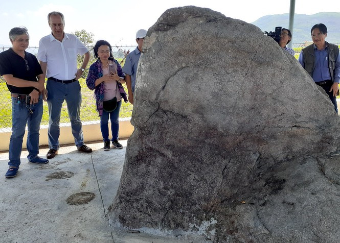 Giải mã dòng ký tự lạ khắc trên bia đá cổ ở Gia Lai ảnh 1 Giải mã dòng ký tự lạ khắc trên bia đá cổ ở Gia Lai ảnh 1