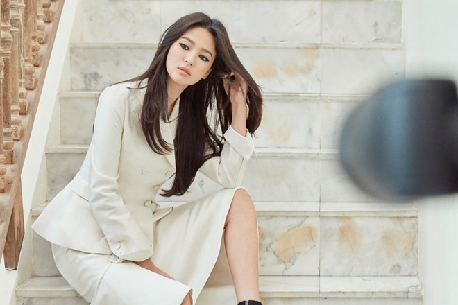 Ngày 27/6, Song Joong Ki đệ đơn ly hôn với Song Hye Kyo sau 20 tháng ngắn ngủi chung sống. Từ đó, nữ diễn viên Trái tim mùa thu chỉ lên mạng xã hội để xóa những bức hình chung hay kỷ niệm về tình yêu của hai người. Song Hye Kyo tro lai mang xa hoi voi loat anh moi sau ly hon hinh anh 3