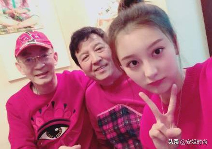 Ảnh hiếm hoi của con gái "Tôn Ngộ Không" Lục Tiểu Linh Đồng ảnh 6 Ảnh hiếm hoi của con gái "Tôn Ngộ Không" Lục Tiểu Linh Đồng ảnh 6