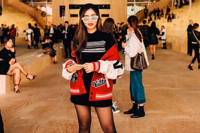 Thảo Tiên mix áo len cùng áo khoác bóng chày đem đến diện mạo vừa trẻ trung lại đẳng cấp.