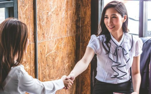 Gửi người trẻ nơi công sở: Đừng lười chào hỏi mà mang tiếng "xính lao", dù đẹp cỡ nào cũng bị ghét cay ghét đắng! - Ảnh 5. Gửi người trẻ nơi công sở: Đừng lười chào hỏi mà mang tiếng "xính lao", dù đẹp cỡ nào cũng bị ghét cay ghét đắng! - Ảnh 5.