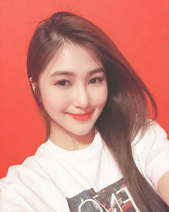 Rũ bỏ phong cách gợi cảm, Hương Tràm chuộng gu thời trang cá tính phóng khoáng ảnh 8 Empty