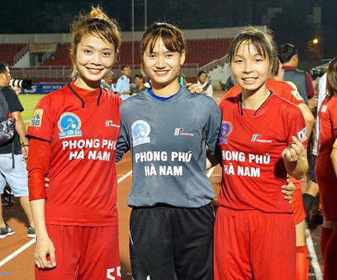 Hồng Nhung (đầu tiên từ phải sang) sẽ trở lại Phong Phú Hà Nam sau khi kết thúc đợt thi đấu tập huấn ở Chonburi. Hồng Nhung (đầu tiên từ phải sang) sẽ trở lại Phong Phú Hà Nam sau khi kết thúc đợt thi đấu tập huấn ở Chonburi.