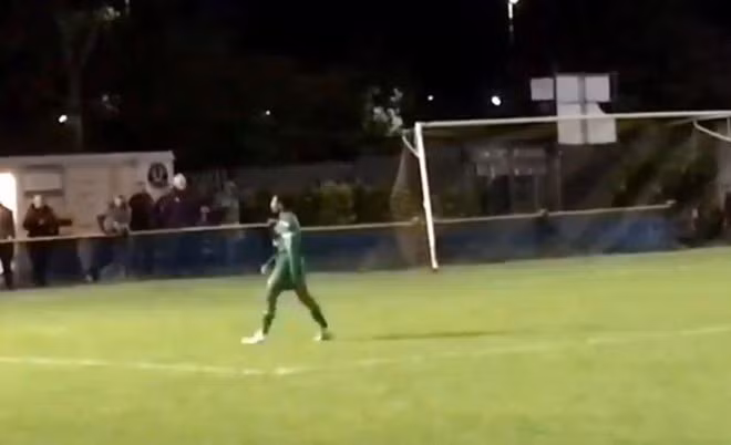 Muraga hiên ngang rời sân sau khi nhận thẻ đỏ.