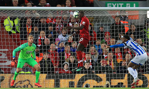 Mane nhân đôi cách biệt bằng cú đánh đầu trong cấm địa