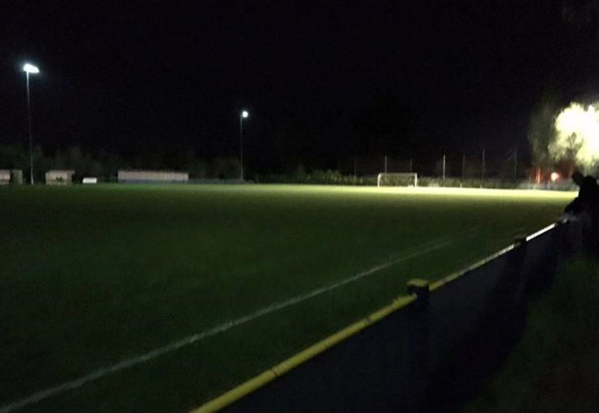 Sân DN Fire tối mịt sau cú dập cầu dao của cầu thủ đội khách. Sân DN Fire tối mịt sau cú dập cầu dao của cầu thủ đội khách.