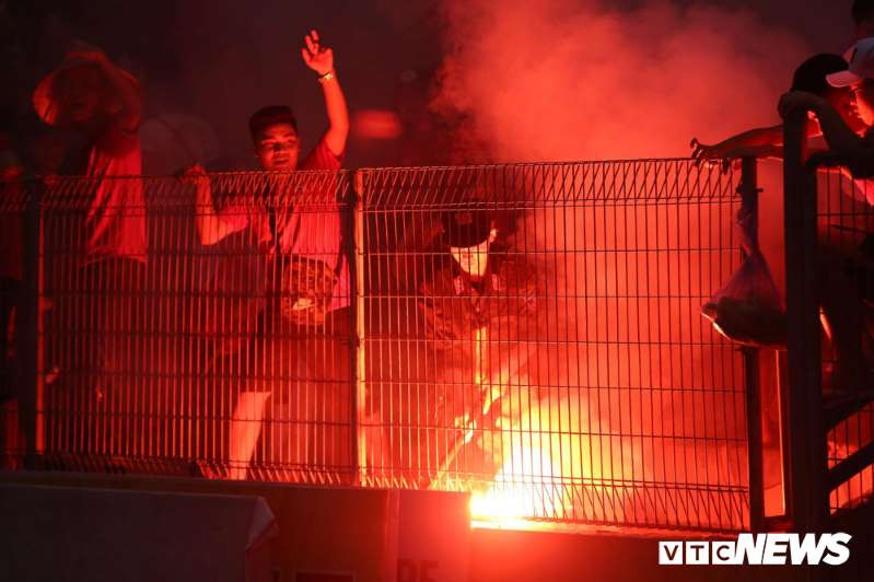 Hàng Đẫy là tâm điểm của dư luận sau "cơn mưa" pháo sáng và án phạt treo sân những ngày qua. Hàng Đẫy là tâm điểm của dư luận sau "cơn mưa" pháo sáng và án phạt treo sân những ngày qua.