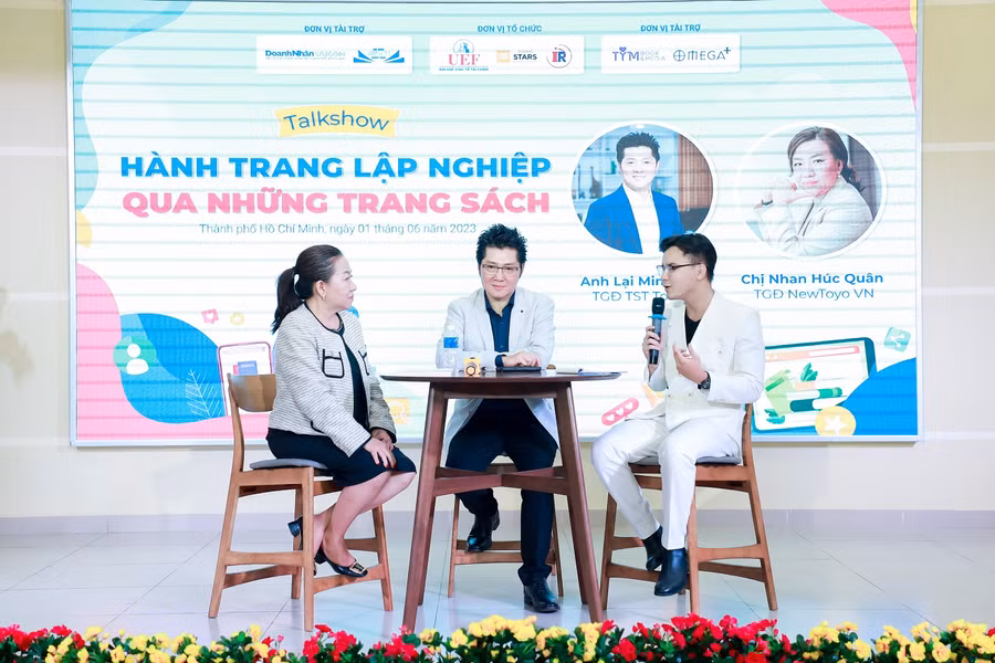 Các diễn giả chia sẻ kinh nghiệm thành công lập nghiệp từ kiến thức mà sách mang lại. 