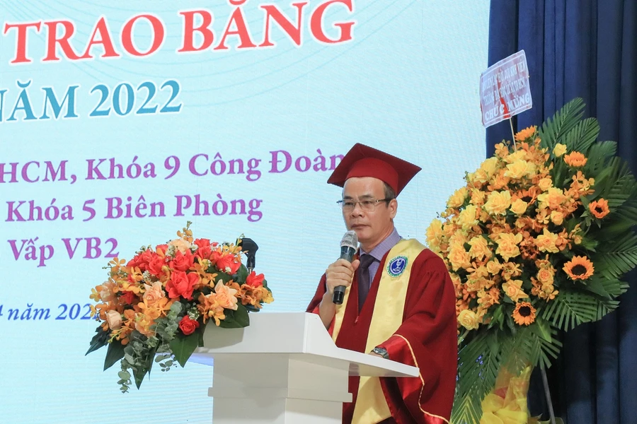 PGS.TS. Vũ Văn Nhiêm – Bí thư Đảng ủy, Chủ tịch Hội đồng Trường phát biểu tại buổi lễ