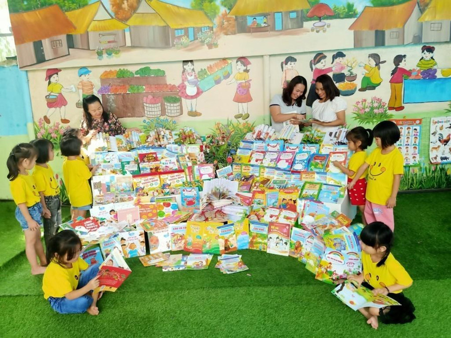 Cô trò hòa mình vào không gian sách. Cô trò hòa mình vào không gian sách.