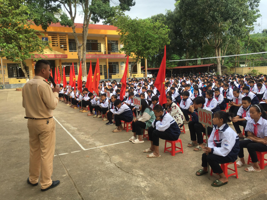 Một buổi phổ biến Luật Giao thông đường bộ cho học sinh toàn trường.