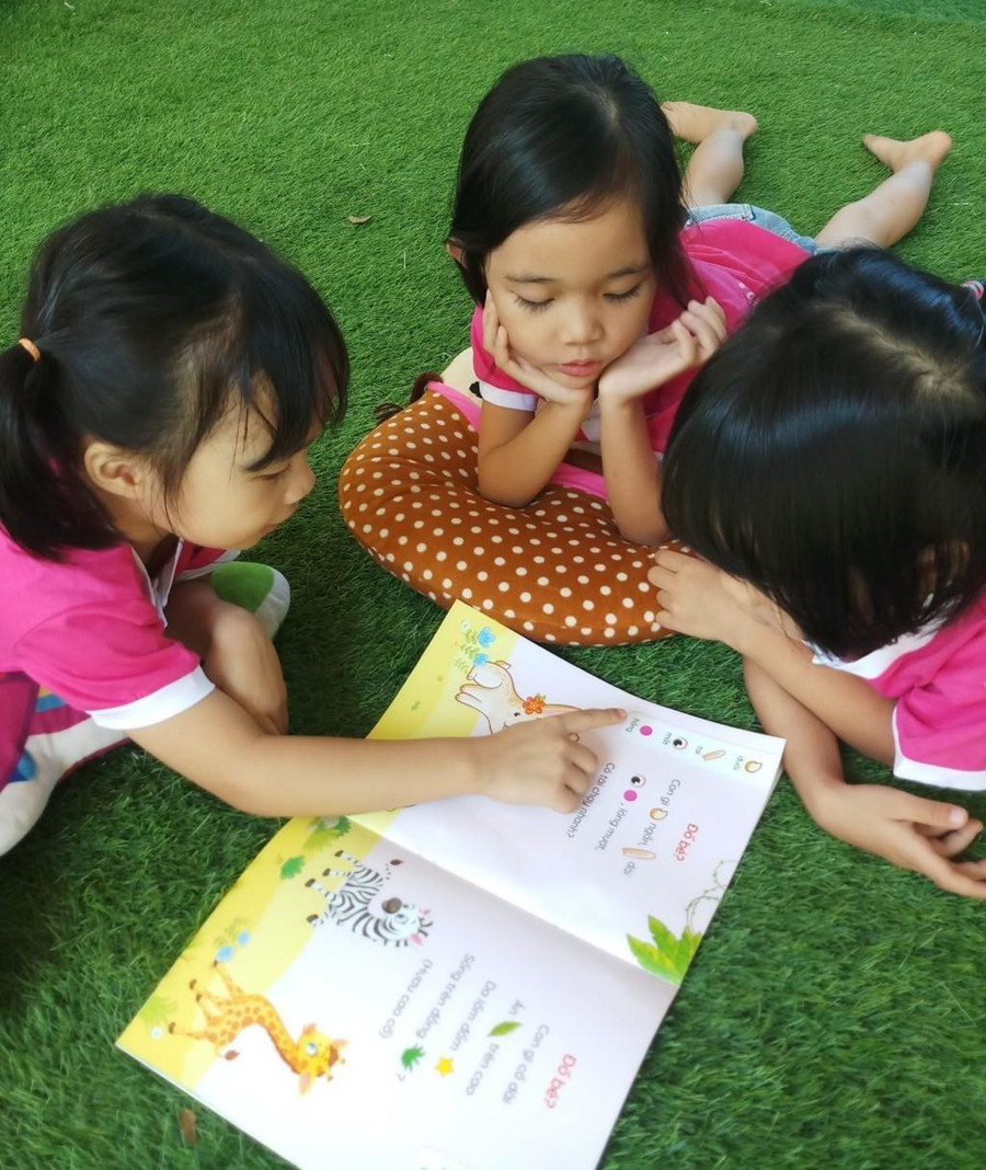 Trẻ ham mê khám phá thế giới qua sách. Trẻ ham mê khám phá thế giới qua sách.