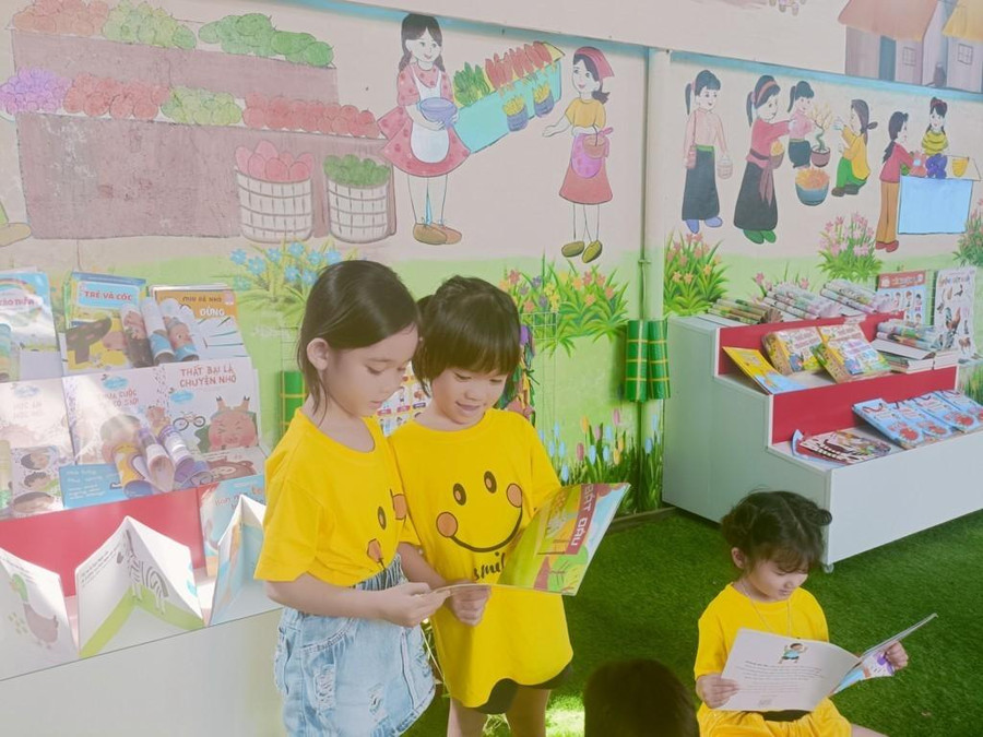 Các bé vui chơi bên những cuốn sách mới. Các bé vui chơi bên những cuốn sách mới.