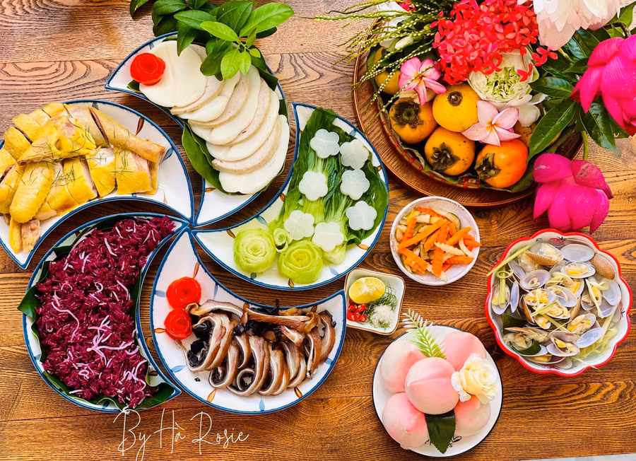 Mâm cỗ cúng rằm của chị Nguyễn Việt Hà chuẩn bị thu hút sự chú ý của dân cư mạng nhờ cách bài trí đơn giản nhưng đẹp mắt. Chị Hà chia sẻ: "Dù hai vợ chồng đều bận công việc nhưng đã chuẩn bị mâm cúng là phải tươm tất". Mâm cúng của chị gồm có: Gà ủ muối; Xôi lá cẩm cốt dừa; Rau cải chíp luộc;Tai lợn cuộn ngũ vị; Bánh dày lá dé; Canh ngao hoa; Bánh bao đào tiên; Xôi lá cẩm cốt dừa. Ảnh: Nguyễn Việt Hà.