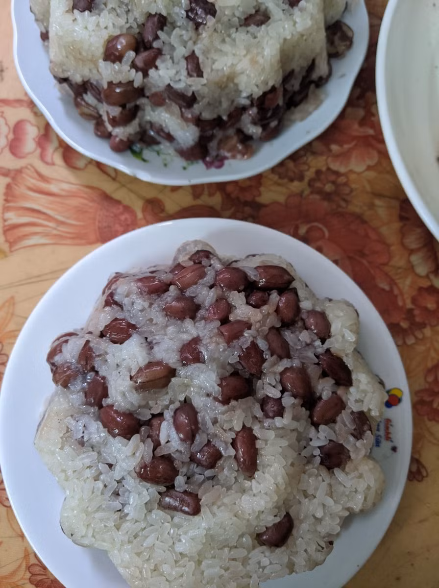 Người ta nấu xôi lạc, mẹ em nấu lạc xôi.