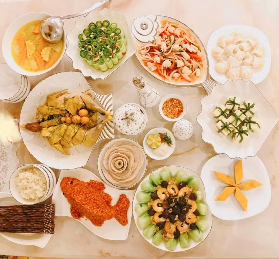 "Mâm cỗ truyền thống thường phải có gà luộc, xôi gấc, giò, chả... ". Chị Kim JinHua cho biết mặc dù toàn những món quen thuộc nhưng chỉ cần để ý, chú trọng khi trang trí là món ăn trở nên hấp dẫn, thú vị hơn hơn.