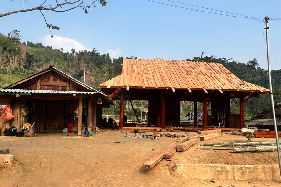 Những ngôi nhà truyền thống dân tộc Mông được dựng kiên cố ở bản Huồi Sơn. Ảnh: Phạm Tâm.