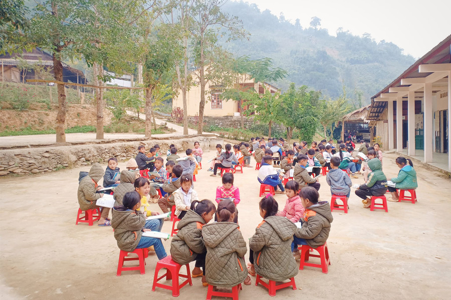Trẻ em Huồi Sơn đến tuổi đều được đến trường. Ảnh May Huyền.