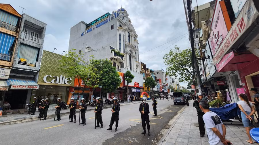 Cảnh sát ngăn đường, không cho phương tiện qua lại trước nhà Tuấn 'thần đèn'. (Ảnh: CTV)