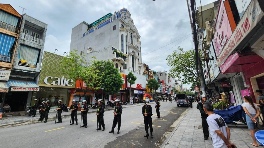 Cảnh sát ngăn đường, không cho phương tiện qua lại trước nhà Tuấn 'thần đèn'. (Ảnh: CTV)