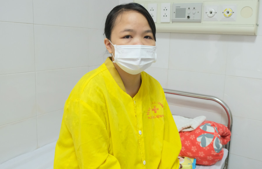 Chị Nguyễn Thị Huế, người phát hiện ra vắc xin tiêm cho con mình đã hết hạn sử dụng. (Ảnh: NT). Chị Nguyễn Thị Huế, người phát hiện ra vắc xin tiêm cho con mình đã hết hạn sử dụng. (Ảnh: NT).