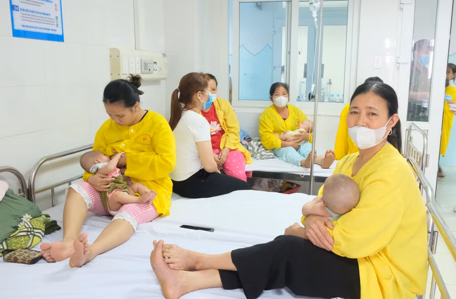 Các bé tiêm vắc xin hết hạn hiện đang điều trị tại Bệnh viện Nhi Thanh Hóa. (Ảnh: NT).