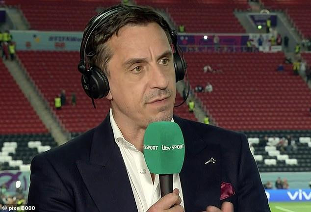 Gary Neville cho rằng quyết định thổi penalty của trọng tài Orsato là quá nặng.