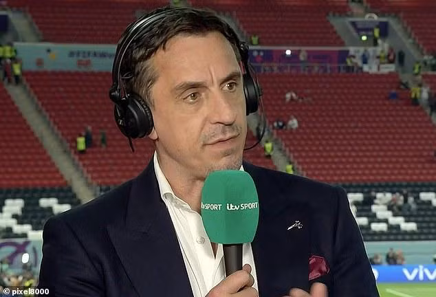 Gary Neville cho rằng quyết định thổi penalty của trọng tài Orsato là quá nặng.