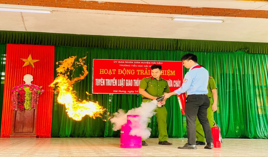 Thầy Tổng phụ trách được thực hành dùng bình cứu hỏa mini để dập lửa tạm thời khi có đám cháy nhỏ.