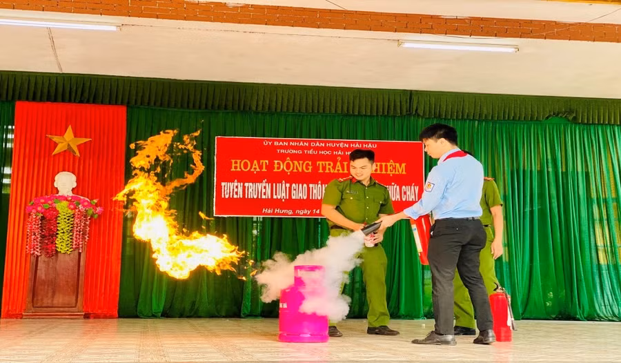 Thầy Tổng phụ trách được thực hành dùng bình cứu hỏa mini để dập lửa tạm thời khi có đám cháy nhỏ.