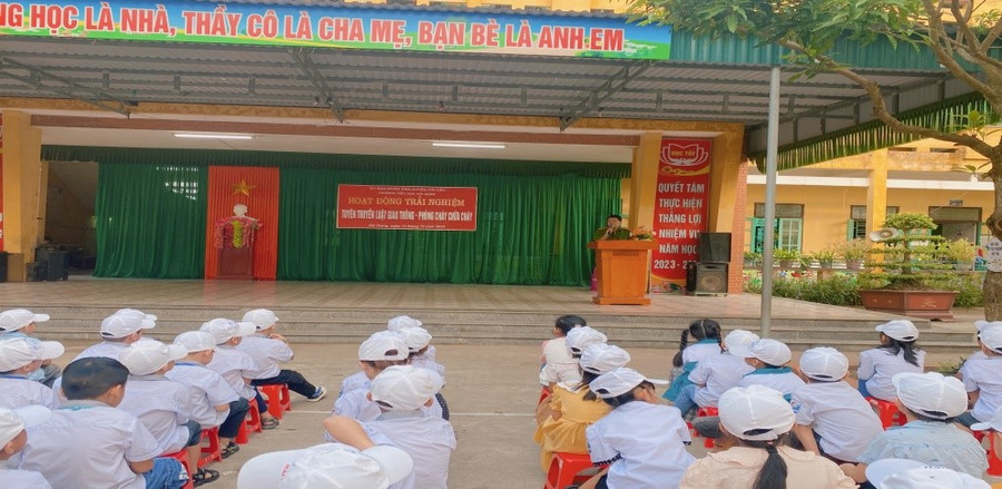 Đại úy Phạm An Thuyên - Trưởng Công an xã Hải Hưng hướng dẫn các em học sinh về Luật Giao thông đường bộ và cách tham gia giao thông tại địa phương.