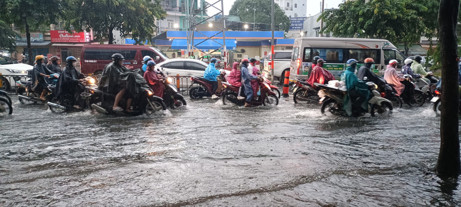 Một tuyến đường ngập nước trong cơn mưa chiều nay (9/5). (Ảnh: Quốc Hải)