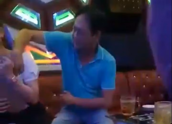 Cảnh được cắt từ clip được cho là của ông N.H.V - cán bộ huyện Ea Súp đang sờ ngực nữ tiếp viên quán karaoke. Ảnh cắt từ clip.