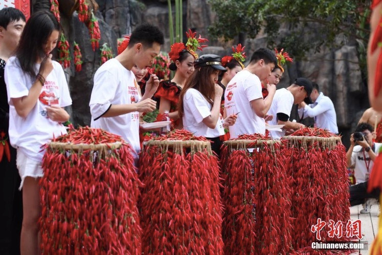 Xem nam thanh, nữ tú đua nhau ăn ớt để lập kỷ lục