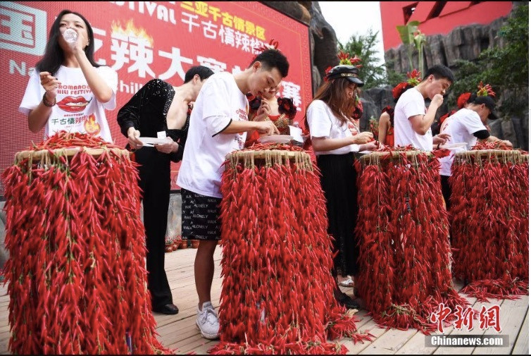 Xem nam thanh, nữ tú đua nhau ăn ớt để lập kỷ lục