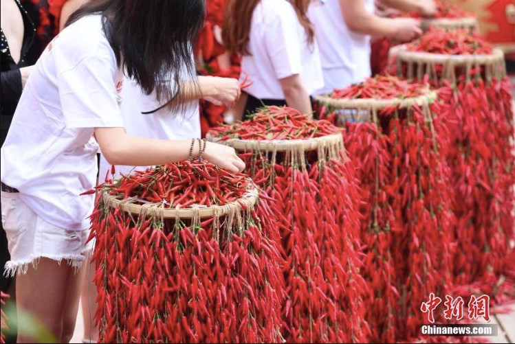 Xem nam thanh, nữ tú đua nhau ăn ớt để lập kỷ lục