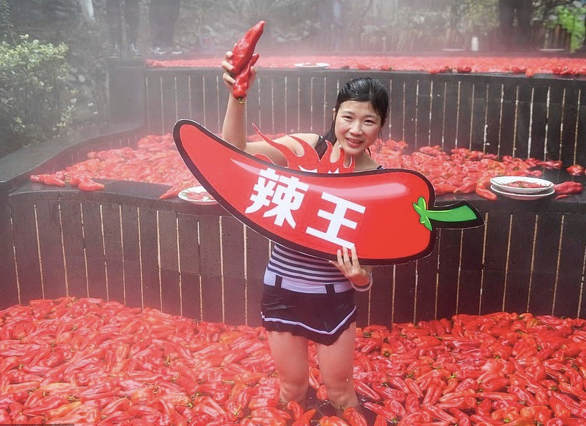 Xem nam thanh, nữ tú đua nhau ăn ớt để lập kỷ lục