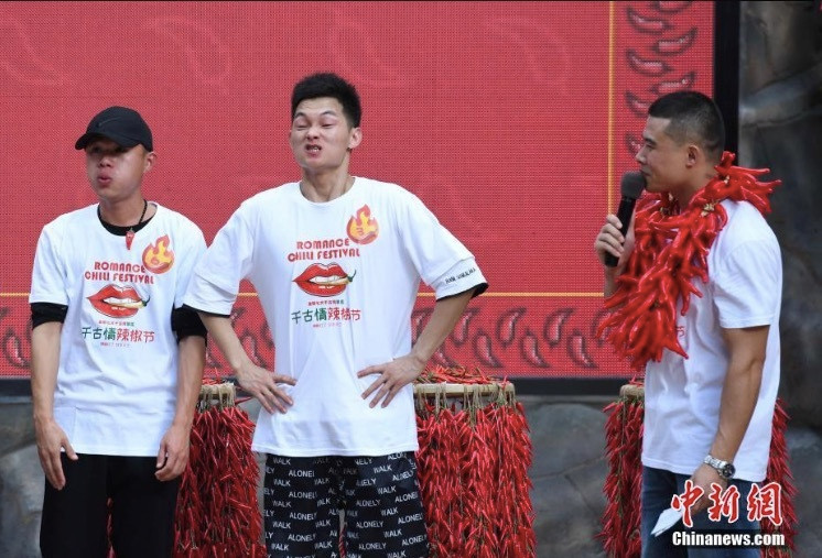 Xem nam thanh, nữ tú đua nhau ăn ớt để lập kỷ lục