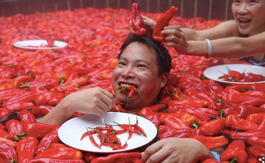 Xem nam thanh, nữ tú đua nhau ăn ớt để lập kỷ lục