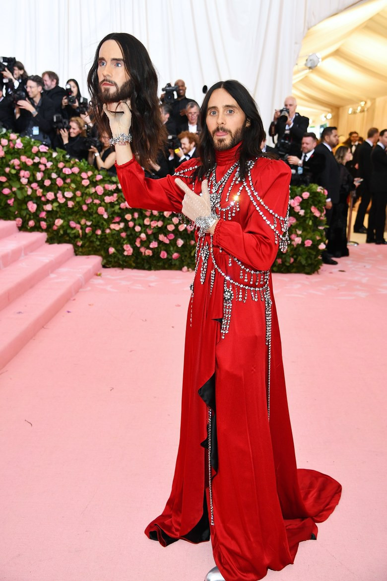Ca sĩ kiêm diễn viên Jared Leto đem theo phụ kiện độc nhất vô nhị, chính là... chiếc đầu phiên bản nhân tạo của chính mình.