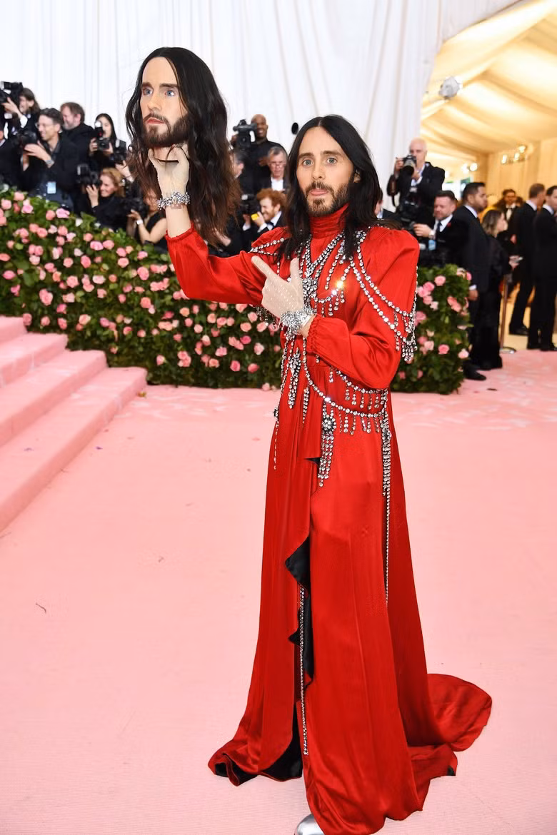Ca sĩ kiêm diễn viên Jared Leto đem theo phụ kiện độc nhất vô nhị, chính là... chiếc đầu phiên bản nhân tạo của chính mình.