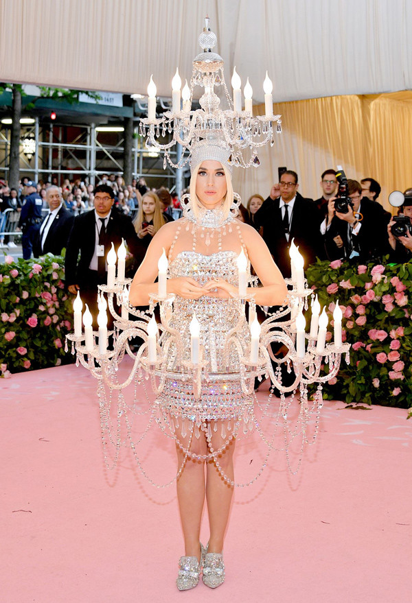 Katy Perry hóa thành chiếc đèn chùm lung linh.