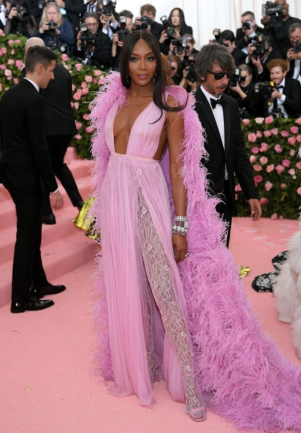 Siêu mẫu Naomi Campbell diện trang phục của Valentino