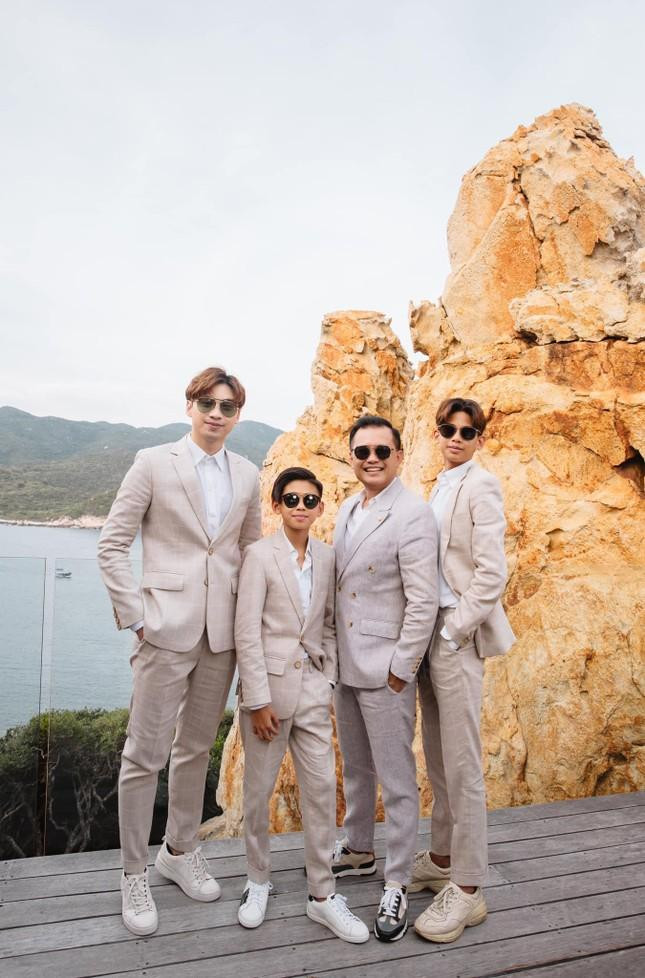 Doanh nhân Huỳnh Trung Nam tươi rói bên 3 quý tử điển trai. Doanh nhân Huỳnh Trung Nam tươi rói bên 3 quý tử điển trai.