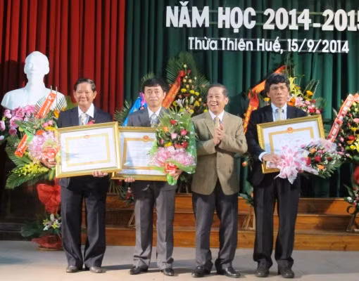 Phó Chủ tịch UBND tỉnh Phan Ngọc Thọ trao Huân chương lao động hạng Nhì và hạng Ba cho các cá nhân