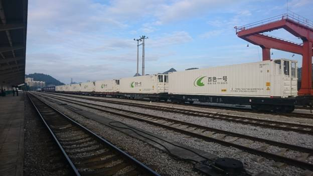 Đoàn tàu container chuyên tuyến Nam Ninh - Yên Viên có các container lạnh chở hoa quả