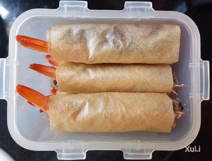 Cuốn nem luôn được cuốn nhiều và trữ đông sẵn trong ngăn đá tủ lạnh. Đến bữa chỉ cần gỡ ra cho vào nồi chiên không dầu, quết thêm lớp dầu mỏng là giòn rụm thơm ngon.