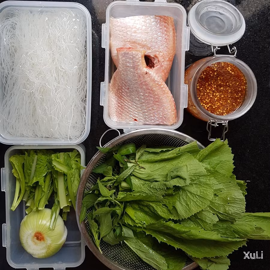 Bữa ăn 1 món đủ đầy dinh dưỡng, cá hấp miến + hành tây, cuốn rau chấm nước mắm.