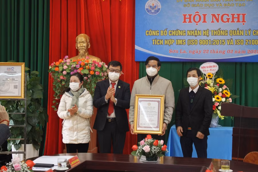 TS. Nguyễn Thanh Tùng (thứ 2 từ trái sang), Phó chủ tịch Hội chất lượng TP. HCM trao chứng nhận Hội viên Tổ chức chất lượng TP. HCM cho Sở GD&amp;ĐT tỉnh Sơn La.